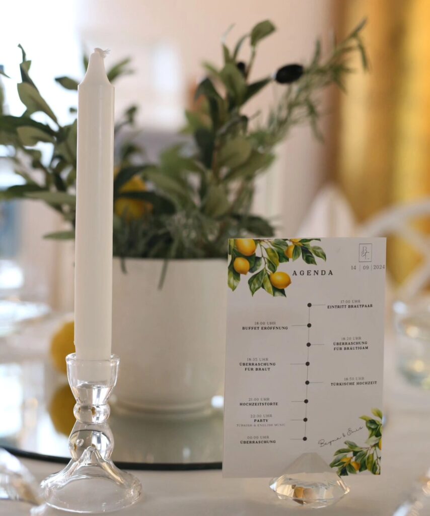 Hochzeitsmenü-Karte auf festlich dekoriertem Tisch | Palazzo Event Location